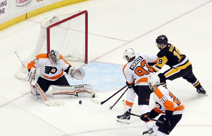 NHL, Pittsburgh - Philadelphia: Petr Mrázek a Jakub Voráček brání Dericka Brassarda