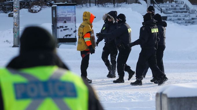 Policie začala zatýkat demonstranty v Ottawě