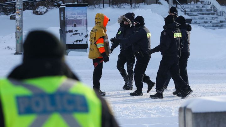 Policie v Ottawě zatýká účastníky protestu v centru. Metropoli blokovali tři týdny; Zdroj foto: Reuters
