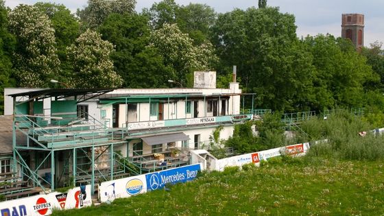 Smutný konec Petržalky. Rozřezaný stadion, restart v páté lize i tragédie hvězd