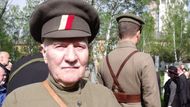 A ještě jednou Alexandr Kručinin - tentokrát v uniformě čs. legionáře při pietním aktu v Jekatěrinburgu u pomníku čtyř stovek legionářů, kteří zahynuli v bojích v okolí Jekatěrinburgu. Kručinin je vedoucím tamější pobočky Československé obce legionářské.