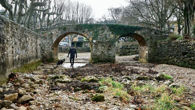 Obrazem: Na procházce korytem řeky. Francii už v březnu sužuje rekordní sucho