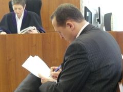 Petr Mrázek si dělá při procesu poznámky. Hlavního svědka obžaloby Rudofa Kocába označil za lháře.