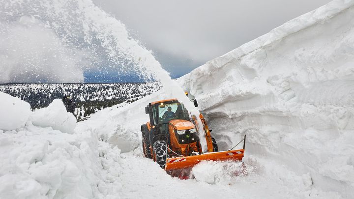 Obrazem: Fréza proráží sněhové bariéry v Krkonoších, jsou vysoké až šest metrů; Zdroj foto: Miloš Šálek, www.fotosalek.com