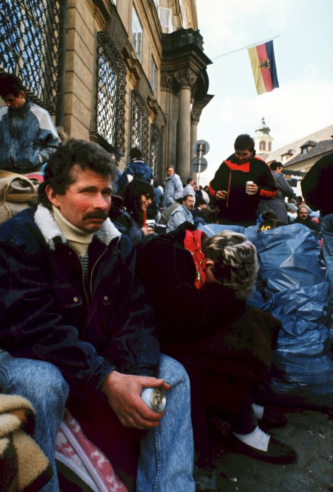 Situace uvnitř a vně velvyslanectví SRN, kde stovky uprchlíků z Východního Německa hledalo azyl, ve snaze se dostat mimo železnou oponu. Praha 1989.