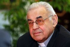 Kardinál Vlk vyzval k protestu proti Zemanovi. Na Hrad nepůjde ani plzeňský biskup