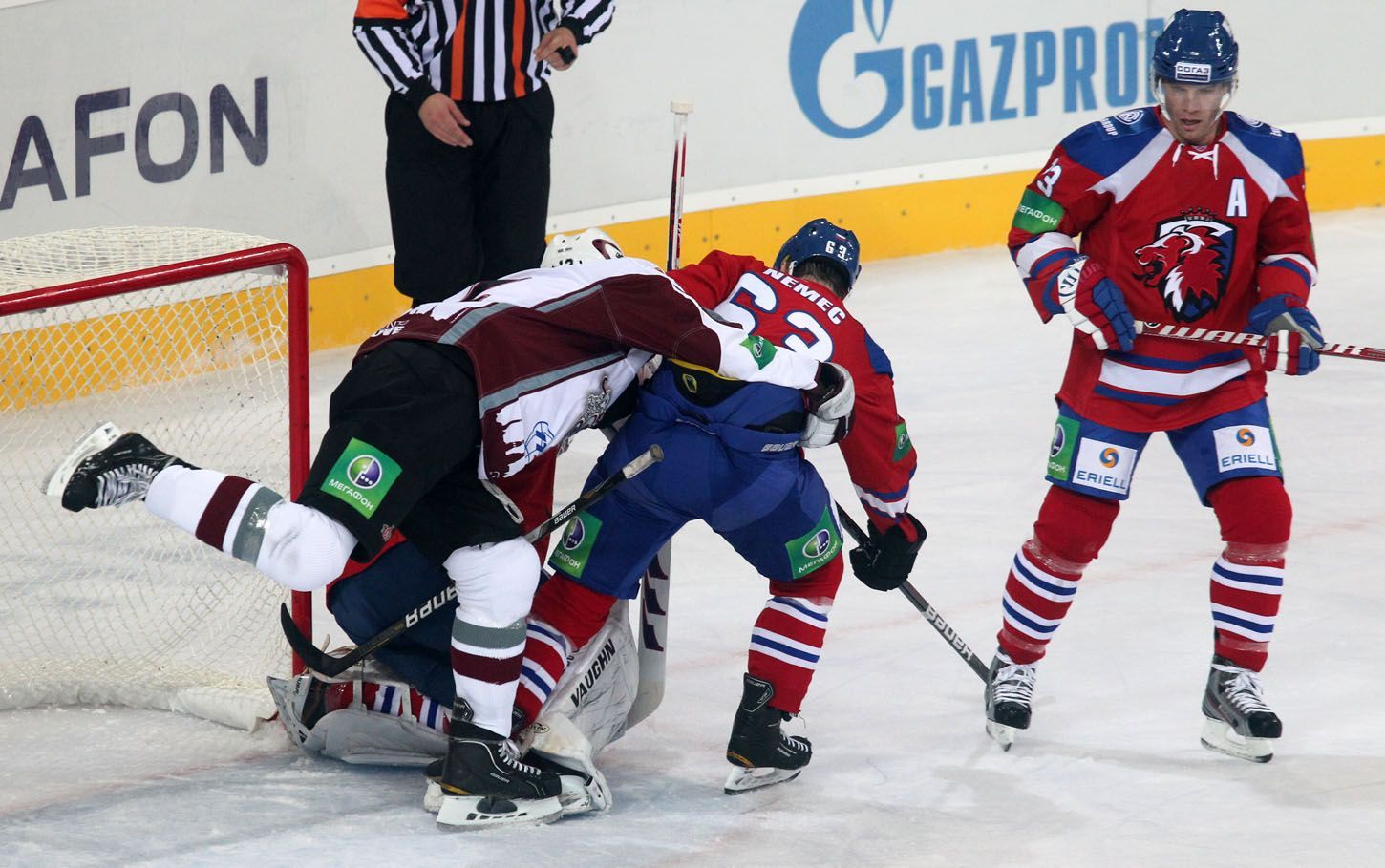 Hokejista Ondřej Němec brání Lotyše v utkání KHL 2012/13 mezi Lvem Praha s Dinamem Riga .