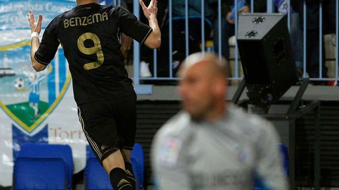 Karim Benzema se raduje z gólu po hrubé chybě brankáře Willyho Caballera