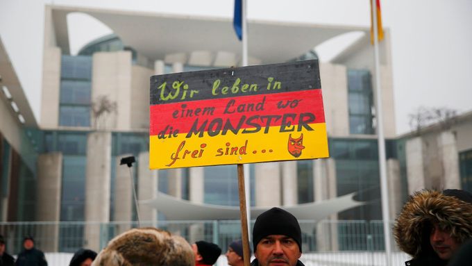 "Žijeme v zemi, kde jsou netvoři na svobodě." Demonstrace ruské komunity v Berlíně.