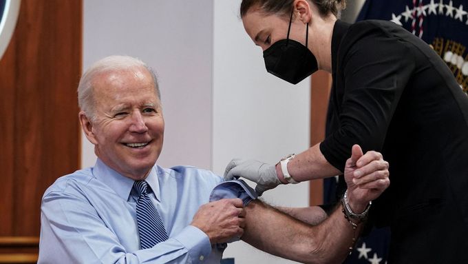 Americký prezident Joe Biden se nechal očkovat druhou posilovací dávkou vakcíny proti covidu-19.