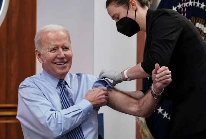 Americký prezident Joe Biden se nechal očkovat druhou posilovací dávkou vakcíny proti covidu-19.