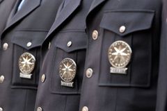 Policistům chybí uniformy, sklad v Bartolomějské je prázdný. Nemají v čem sloužit, zlobí se odbory