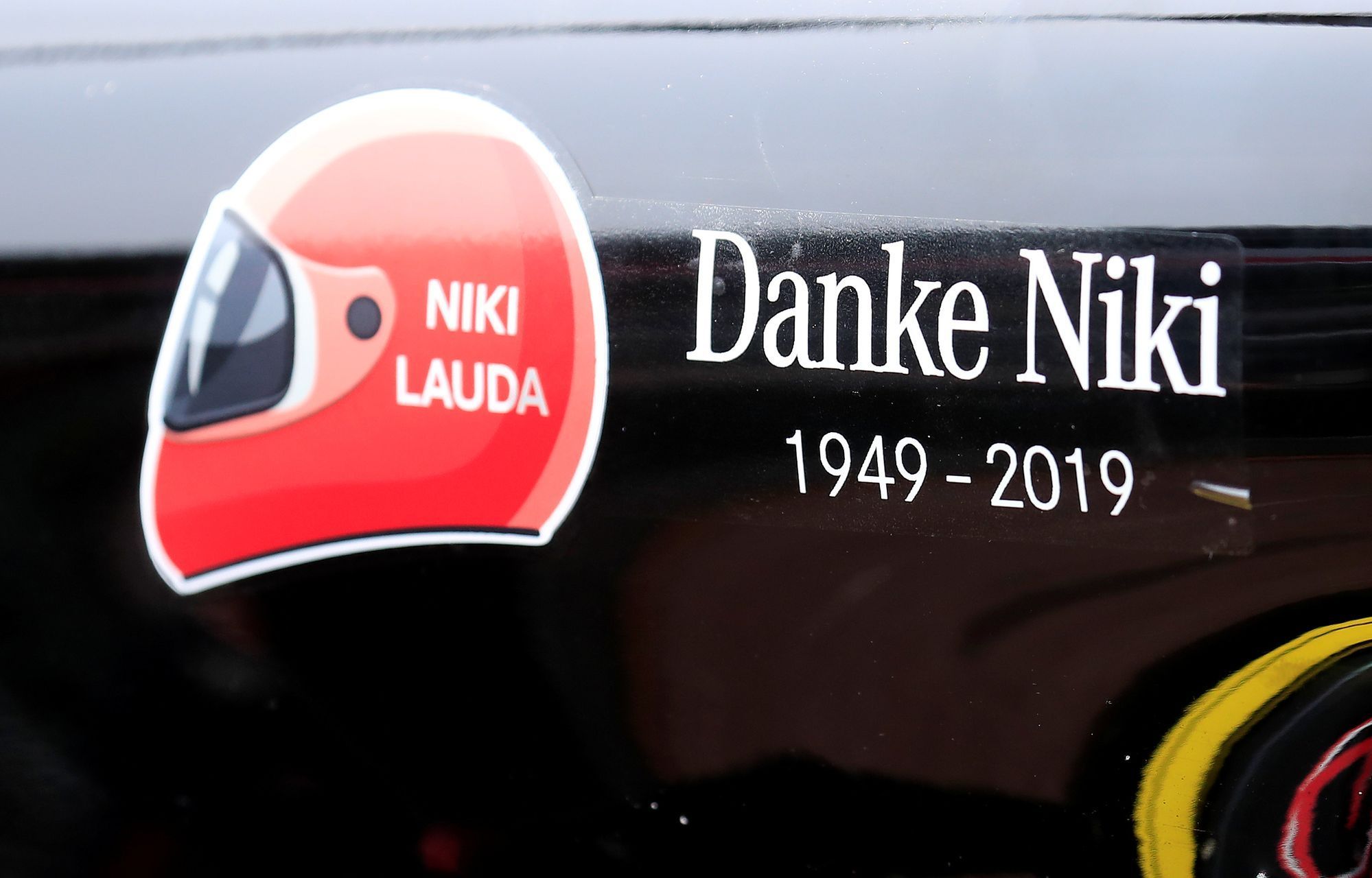 Vzpomínka na NIkiho Laudu při Velké ceně formule 1 v Monaku na Renaultu Nica Hülkenberga
