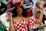 Tam se nedostali Chorvaté, které už druhý šampionát po sobě jezdí do hlediště podporovat sexy kráska Ivana Knollová, bývalá miss této jihoslovanské země.