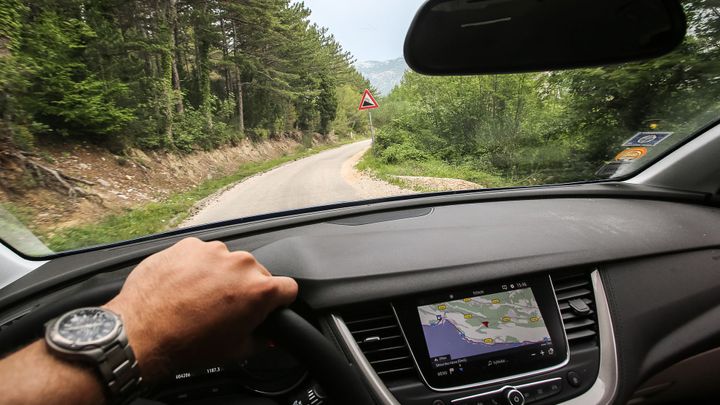 Navigace Čecha dovedla do hlubin rakouského lesa. Vyprošťovali ho hasiči; Zdroj foto: Jakub Plíhal, David Kohout