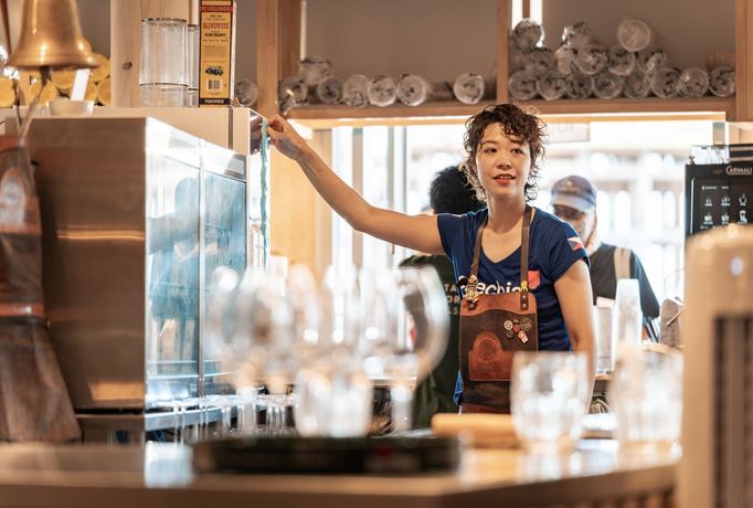 Hladinku, šnyt nebo mlíko servírují v restauraci japonští výčepní, kteří prošli školením v Plzni.