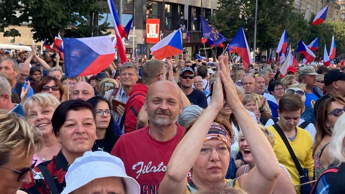 Velká část protestujících nepřišla na Václavské náměstí podporovat politiku masového vraha Putina.