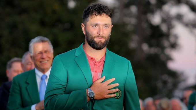Jon Rahm obléká zelené sako za titul na golfovém Master