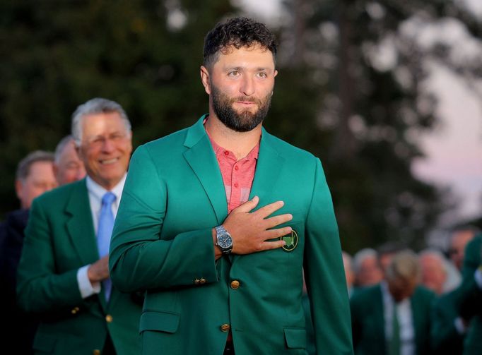 Jon Rahm obléká zelené sako za titul na golfovém Master