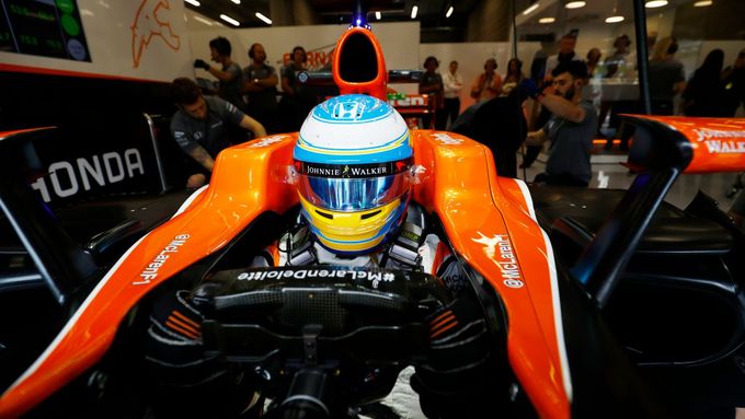 Fernando Alonso v boxech ve Spa-Francorchamps