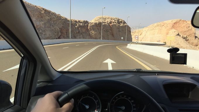 Jeden z nejvyšších kopců v Emirátech je známý tím, že na něj vede 11 kilometrů dlouhá cesta se dvěma pruhy nahoru, jedním dolů, kompletním osvětlením a sadou zatáček, které připomínají autodrom.