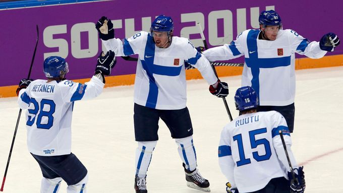 Mikael Granlund (uprostřed) se podílel na úvodní výhře Finů dvěma góly.