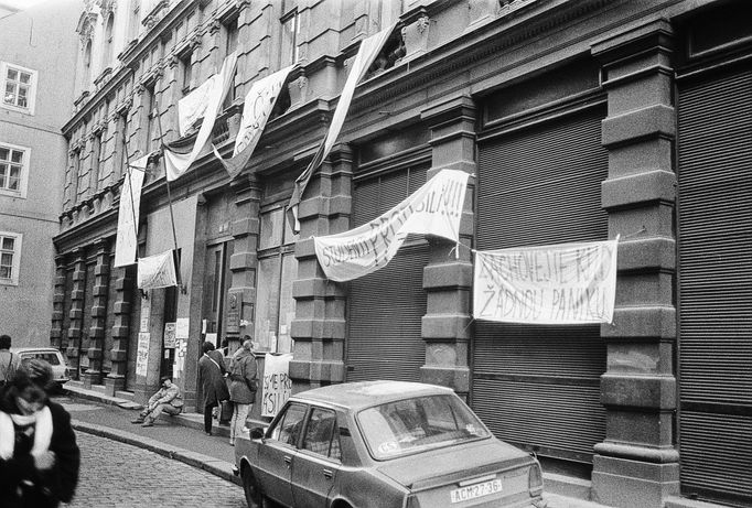 Unikátní fotografie ze zákulisí Václava Havla z období Sametové revoluce. Období mezi léty 1989-90.