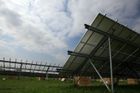Solární panely na polích mají stop, rozhodli poslanci