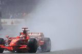 Kimiho Räikkönena stál déšť v Anglii boj o vítězství. Nakonec se musel spokojit se čtvrtým místem.