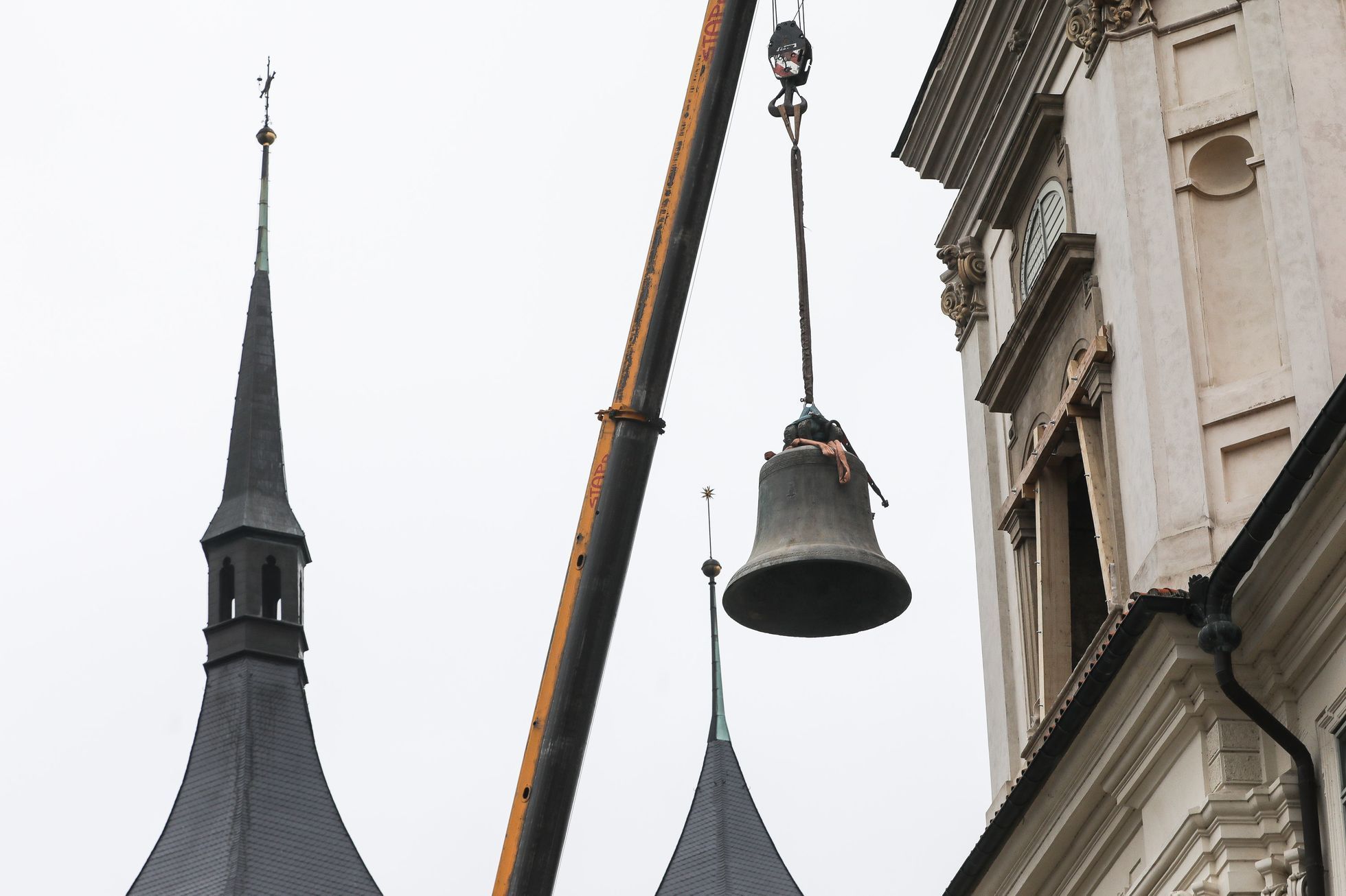 Snesení zvonů z bývalé Jezuitské koleje, Kutná Hora, zvony