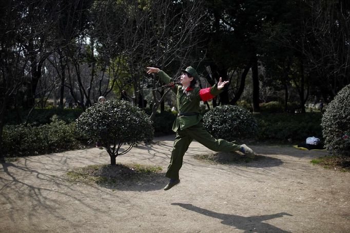 Cao, a 57-year-old gay man, performs as a cultural revolution red guard at a park in Shanghai March 13, 2012. China's gay community has long been on the edges of society but it is gradually becoming more accepted. Cao, who is an unemployed drag queen, is one whose life lifts the curtain on a less romanticised view of Chinese homosexuals. Living in an eight-square-metre apartment behind a public toilet and with a monthly income of 500 yuan ($79) from social insurance, he passes his days dancing in public and spending time with friends at gay clubs. Picture taken March 13, 2012. REUTERS/Aly Song (CHINA - Tags: SOCIETY TPX IMAGES OF THE DAY) ATTENTION EDITORS PICTURE 14 OF 28 OF PACKAGE 'GAY AND OUT IN CHINA' TO FIND ALL IMAGES SEARCH 'GAY OUT CHINA' Published: Čer. 1, 2012, 12:38 dop.