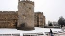 Cyklistka u britského Windsor Castle - největšího doposud obývaného hradu na světě.