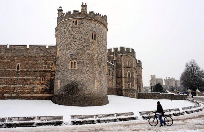 Cyklistka u britského Windsor Castle - největšího doposud obývaného hradu na světě.