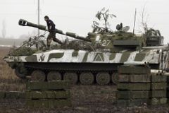 Přes dohodnuté příměří se na Ukrajině střílí. Při útoku separatistů zemřeli dva vojáci