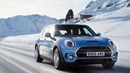 13. Mini Clubman One - 604 500 Kč. Mezi patnácti nejlevnějšími kombi nechybí ani jedna stylovka, a sice Mini Clubman v základní verzi One s benzinovou tříválcovou patnáctistovkou o výkonu 75 kW a šestistupňovou manuální převodovkou. Ve výbavě takového modelu nechybí nouzové brzdění ve městě, manuální klimatizace, rádio s 6,5palcovou obrazovkou nebo 16palcová litá kola.