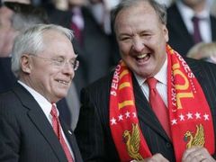 Noví majitelé Liverpoolu Tom Hicks (vpravo) and George Gillett udělali dobrý nákup - mohou slavit