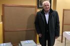 Václav Klaus volil Nemarťany. Vybíral mezi Zemanem a Topolánkem