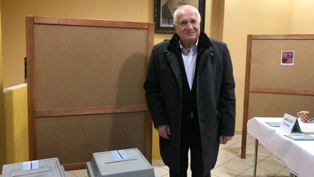 Václav Klaus volil Nemarťany. Vybíral mezi Zemanem a Topolánkem