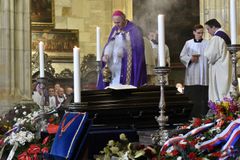 Online: Pohřeb kardinála Vlka skončil. "Smrt nic neukončuje, jen mění," rozloučili se s ním přátelé