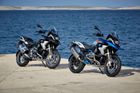 BMW R 1200 GS Exclusiv a Rallye - U velkých endur bývá časté, že si je majitelé kupují i kvůli reprezentaci. Proto se jeden z nejoblíbenějších modelů na světě, tedy takzvané „géeso“ nově předvádí ve dvou provedeních. Exclusive je určeno pro luxusní cestování, Rallye pro náročnou jízdu v terénu.