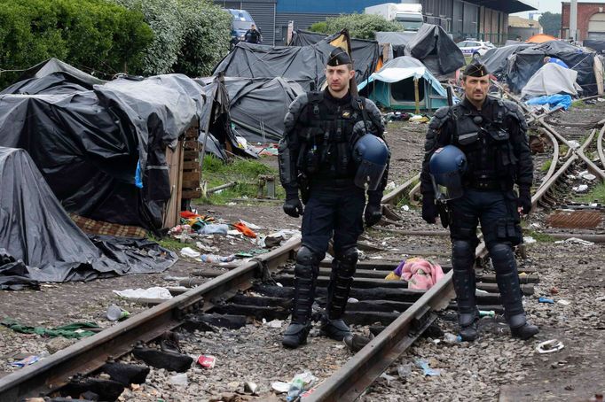 Policisté v nelegálním imigrantském táboře ve francouzském Calais.