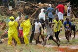 Podle dosavadních dohadů Červeného kříže se po neštěstí pohřešuje 600 lidí.