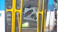 V uzavřeném úseku zavedl dopravní podnik náhradní dopravu. Tramvaje místo střetu několik hodin objížděly.
