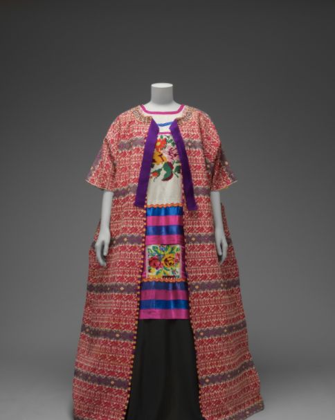 Guatemalský bavlněný kabát, který nosil mexický kmen Mazatéků, a dlouhá sukně. | Foto: Victoria & Albert Museum