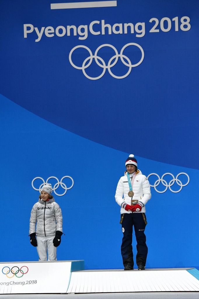 Veronika Vítková s bronzovou medailí ze sprintu biatlonistek na ZOH v Pchjongčchangu.