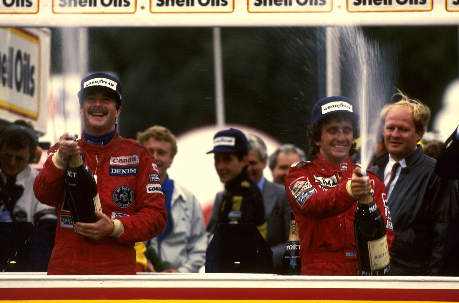 F1 1985: Alain Prost (McLaren) slaví první titul mistra světa, vpravo vítěz závodu Nigel Mansell (Williams)