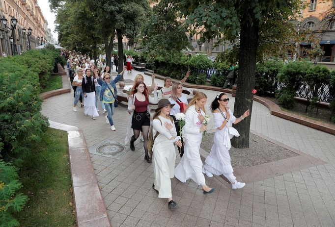 Běloruské ženy protestují proti policejnímu násilí proti demonstrantům.