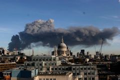 Na východě Londýna hořelo, atentát policie vyloučila
