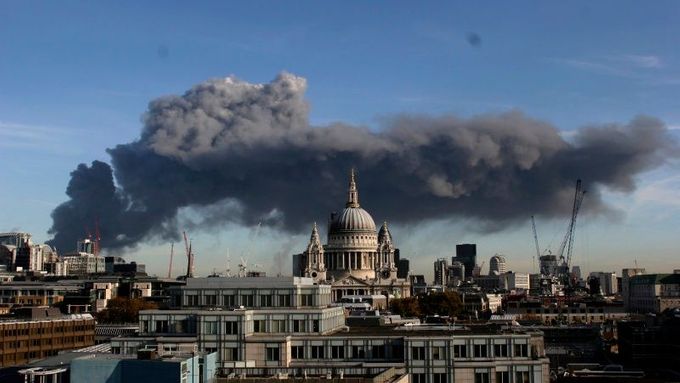 Dým nad katedrálou svatého Pavla
