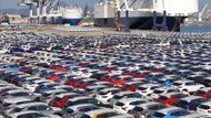 Čínská auta čekající na nalodění v přístavu Jen-tchaj. Export aut z Číny se letos opět zvýšil, USA zareagovaly stoprocentním dovozním clem. Evropa o zvýšení cel na auta z Číny teprve rozhodne.
